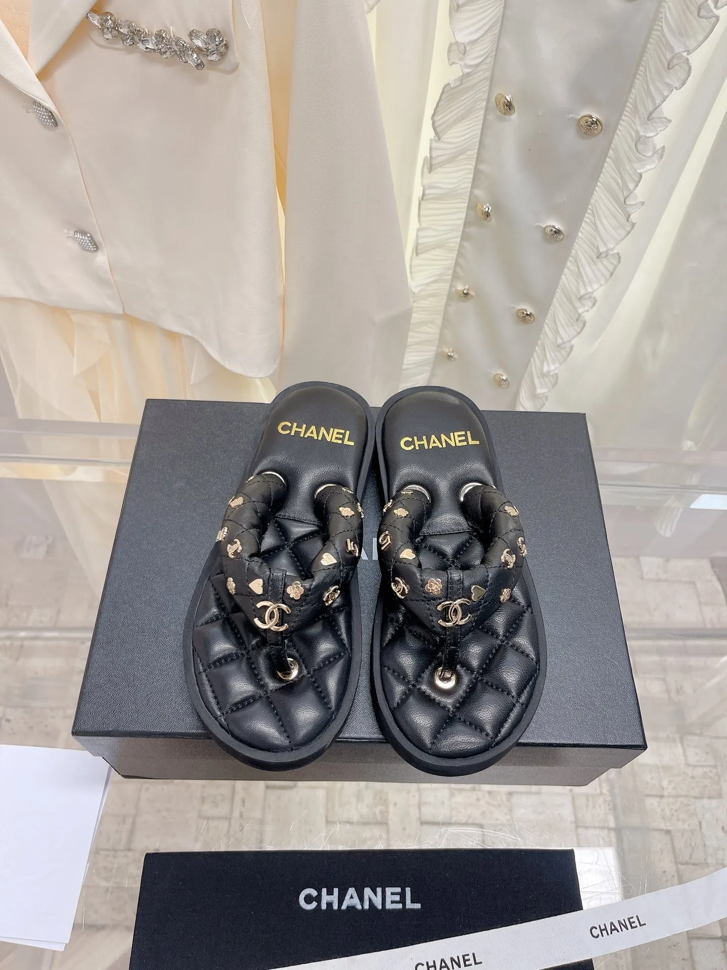 👟👟Ex-factory price 440👟👟 Women's Shoes Women's Clothing Women's Shoes Women's Clothes Women's Shoes Women's Clothing Women's Shoes Factory 𝗖𝗛𝗔𝗡𝗘𝗟The latest slippers, top quality exclusive supply, beautiful on the feet💃💃This style is so popular! Original customized sheepskin material Original film T👟👟Ex-factory price U bottom 35-39 [40/41 customized]